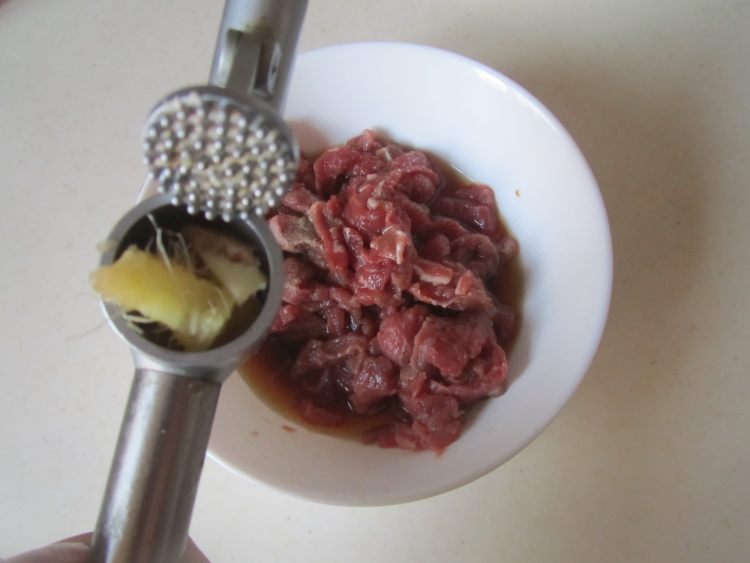 牛肉青椒萝卜丝步骤2
