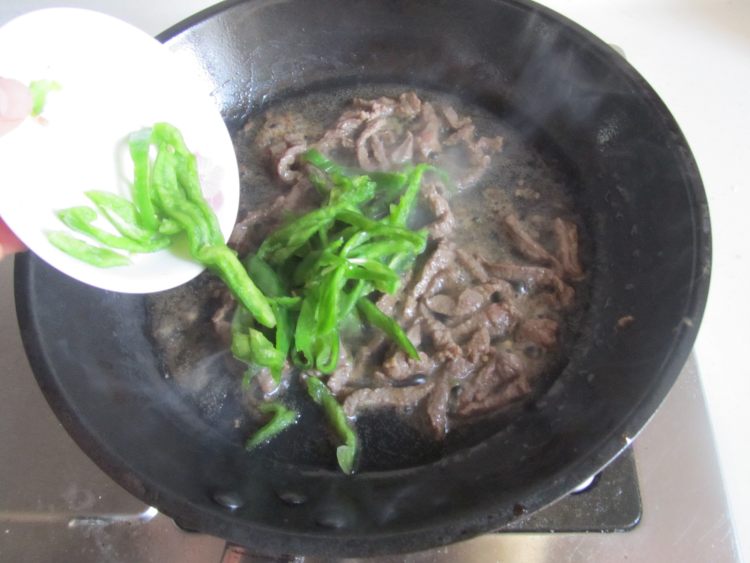 牛肉青椒萝卜丝步骤6