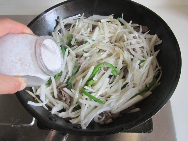 牛肉青椒萝卜丝步骤8