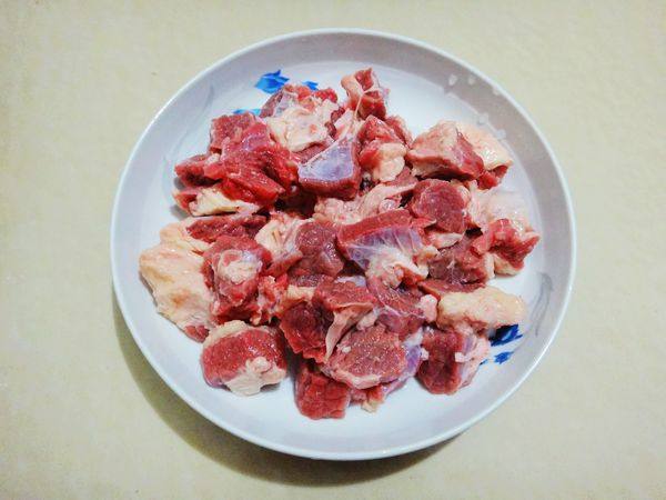 牛腩炖海带步骤1