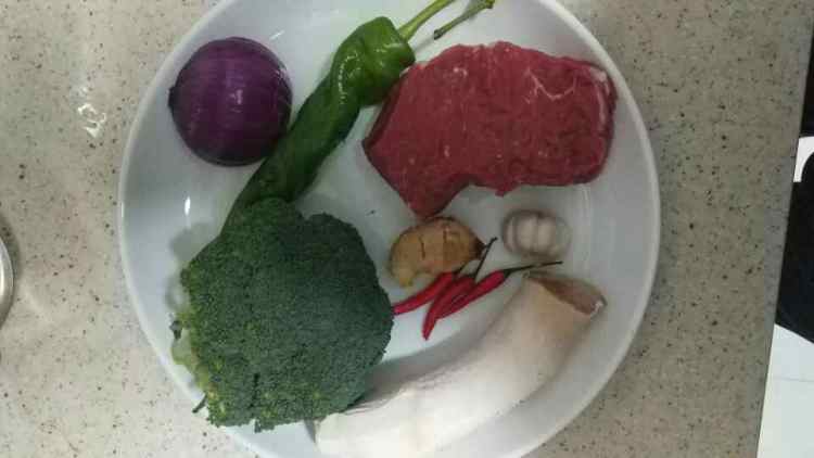 黑胡椒牛肉配西蓝花步骤1