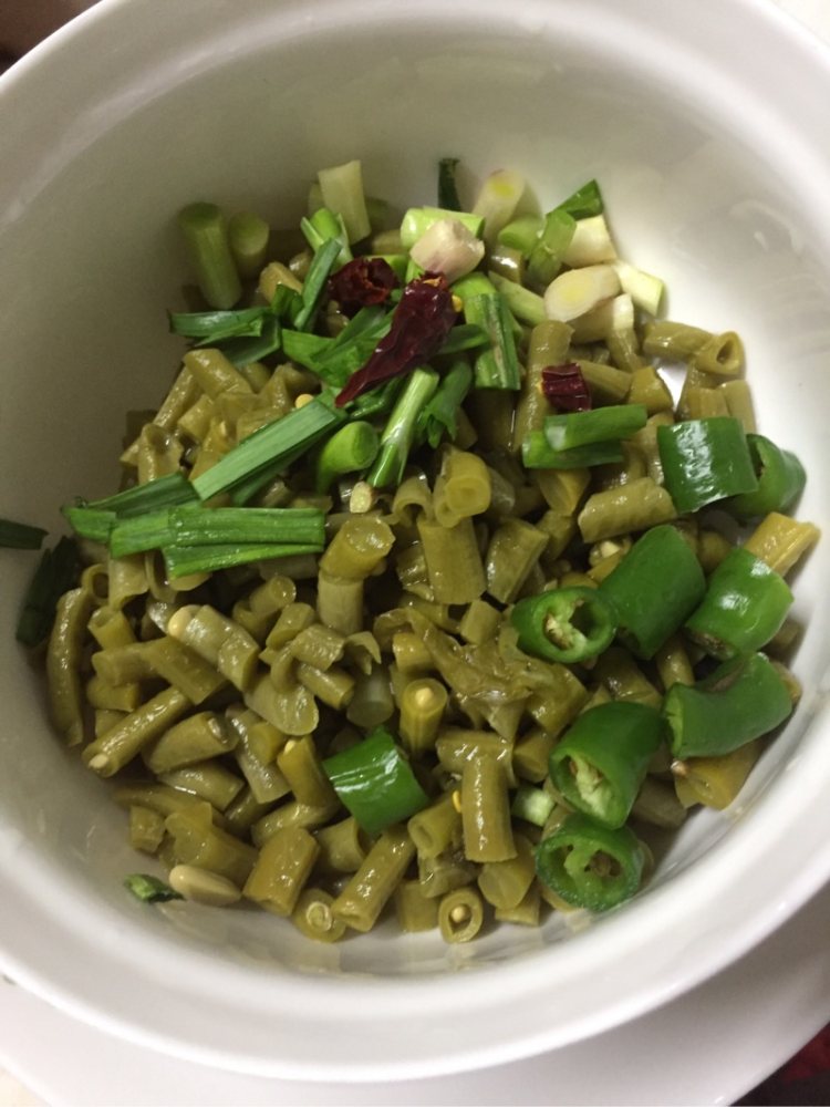 酸豆角炒牛肉步骤1