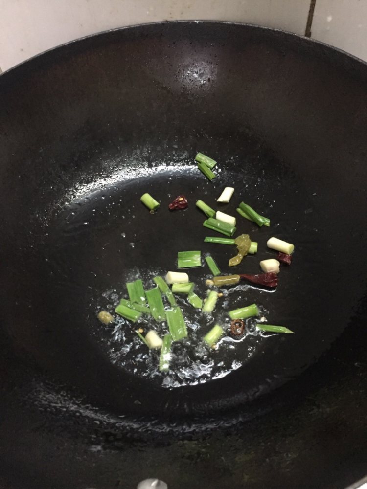 酸豆角炒牛肉步骤3