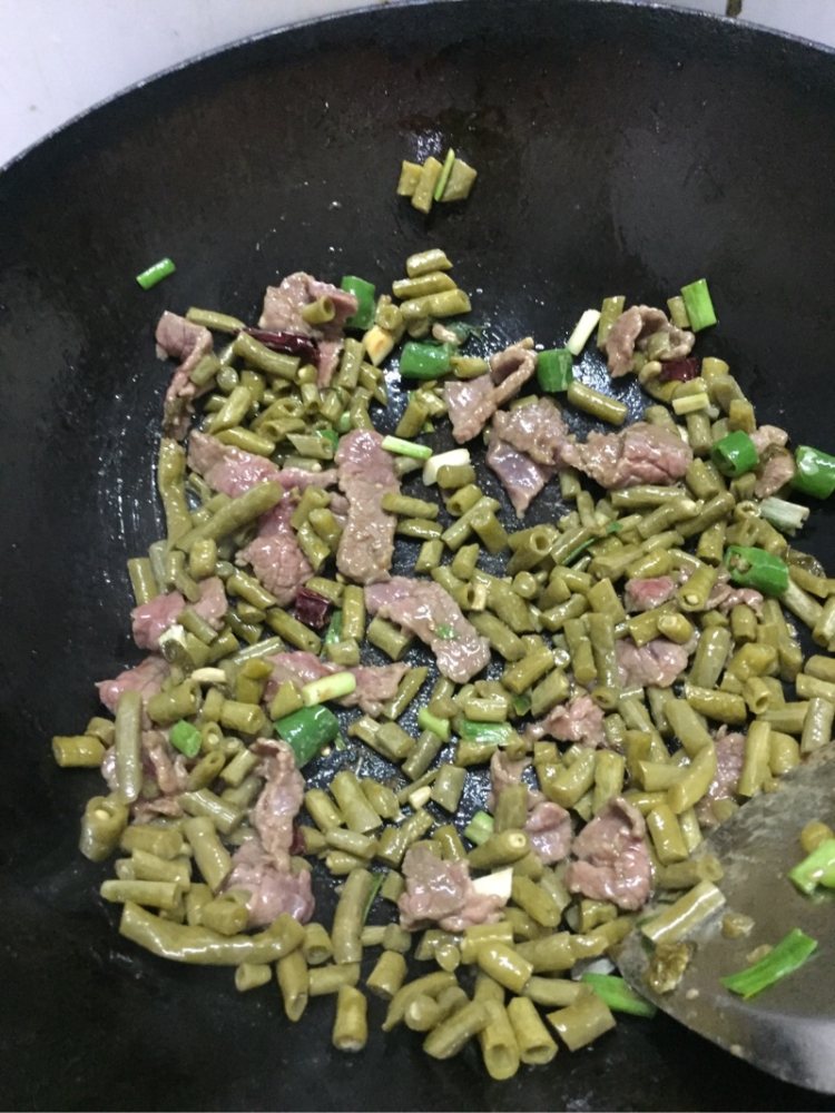 酸豆角炒牛肉步骤7