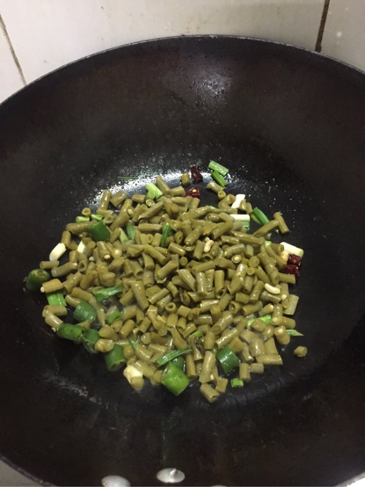 酸豆角炒牛肉步骤4