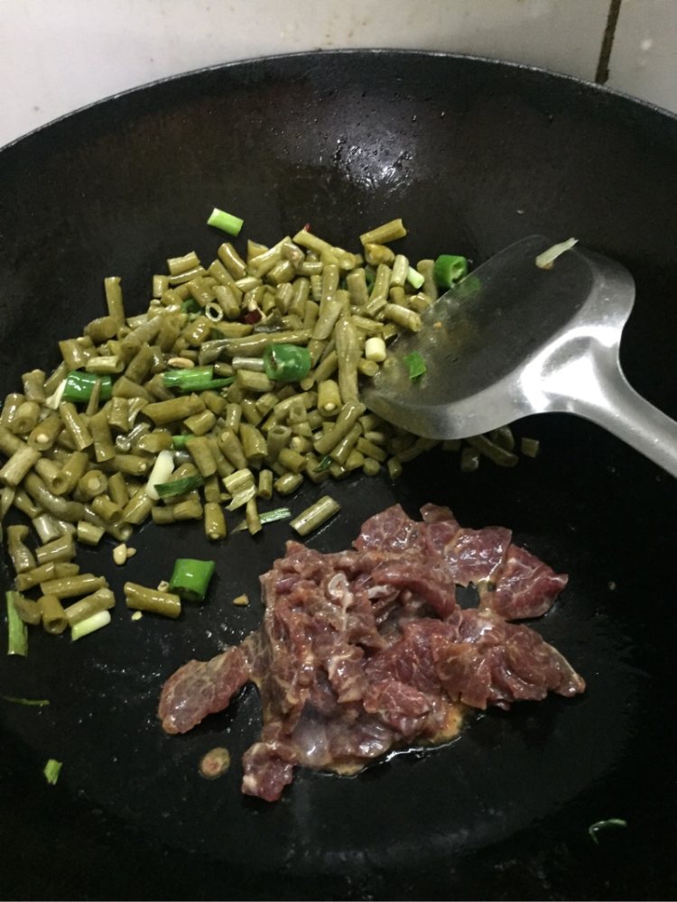 酸豆角炒牛肉步骤6