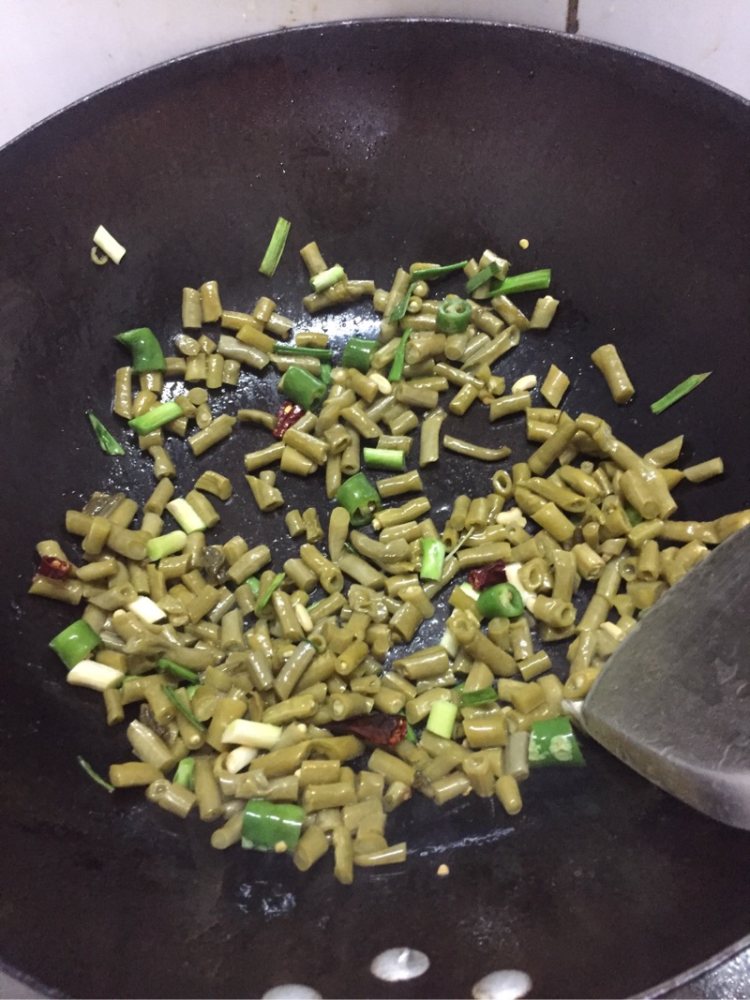 酸豆角炒牛肉步骤5