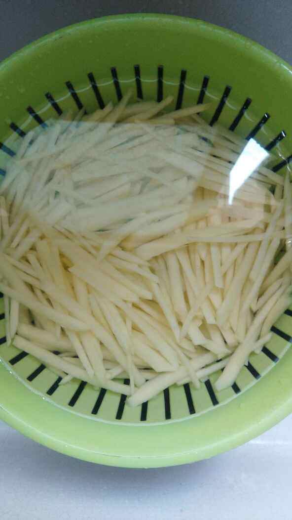 土豆丝炒牛肉步骤1