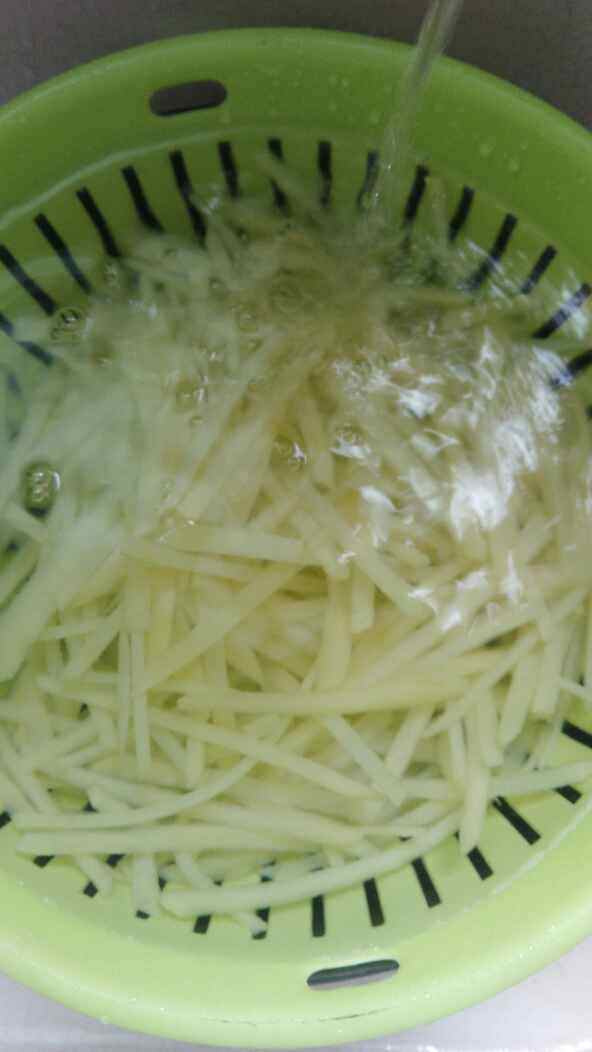 土豆丝炒牛肉步骤3