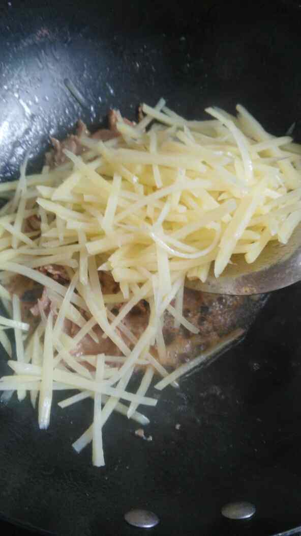土豆丝炒牛肉步骤8