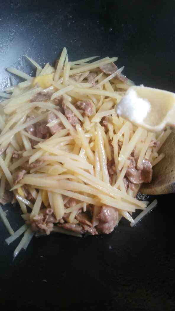 土豆丝炒牛肉步骤9