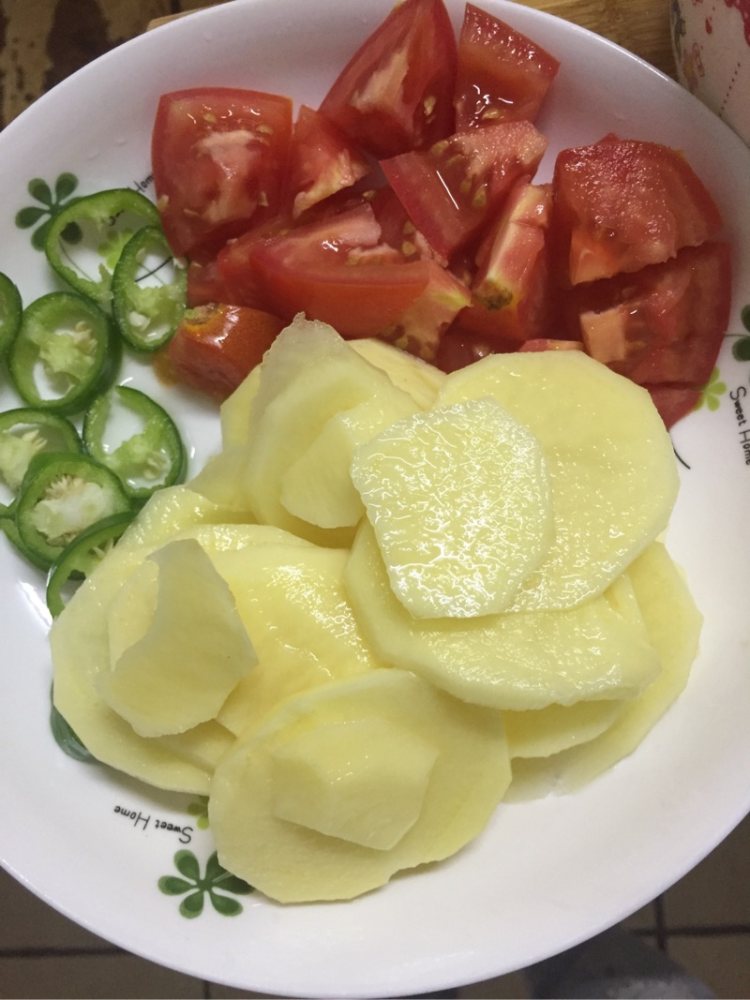 番茄土豆片煮牛肉步骤1