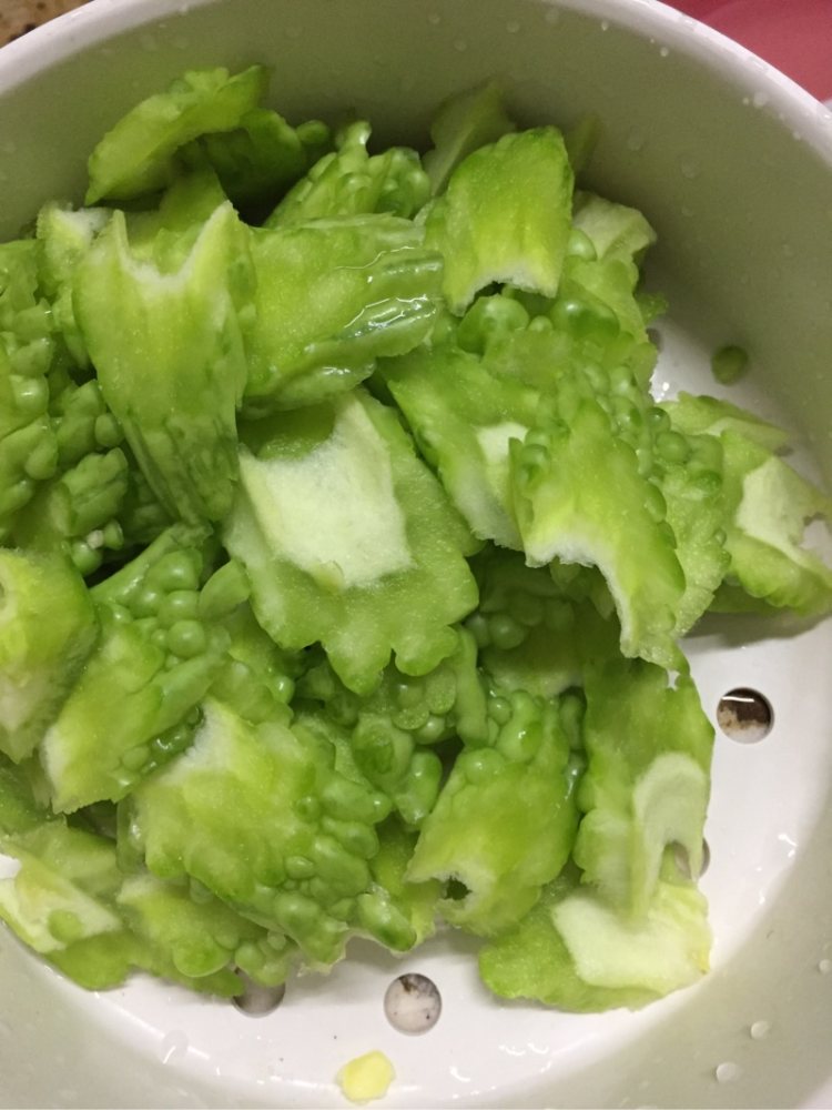 尖椒苦瓜炒牛肉步骤2