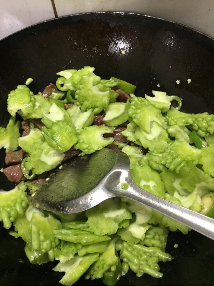 尖椒苦瓜炒牛肉步骤6