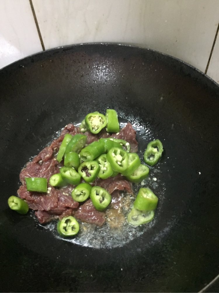 尖椒苦瓜炒牛肉步骤4