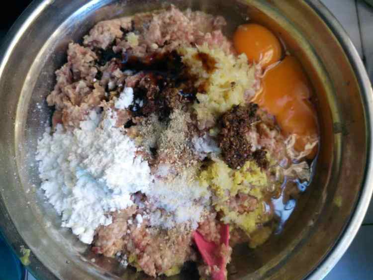 油炸肉丸子步骤2