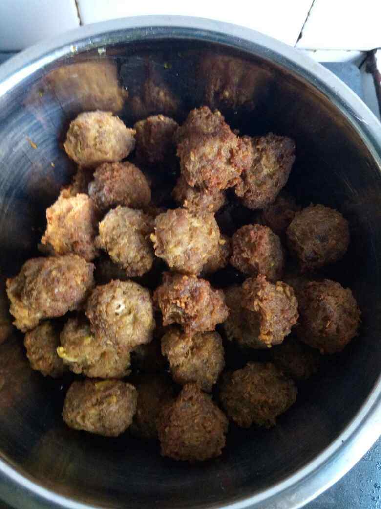 油炸肉丸子步骤7