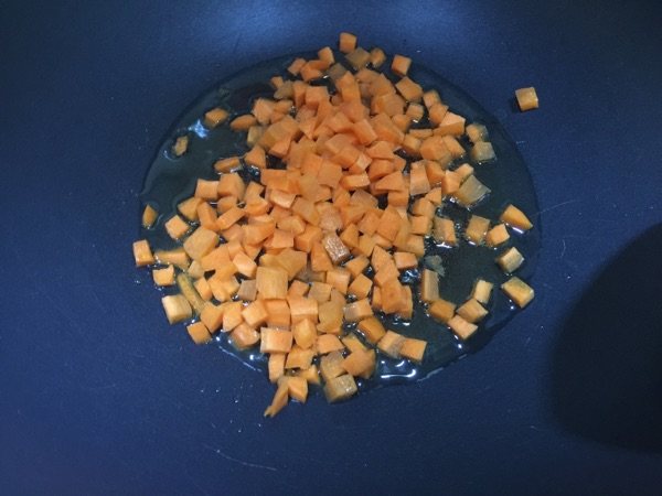 牛肉粒炒饭步骤6