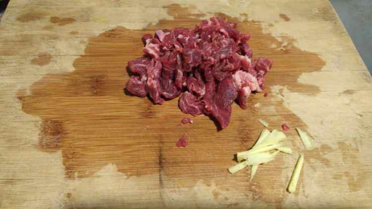 胡萝卜炒牛肉步骤2