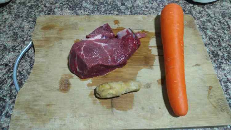 胡萝卜炒牛肉步骤1