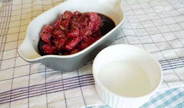 杏鲍菇黑椒牛肉粒步骤1