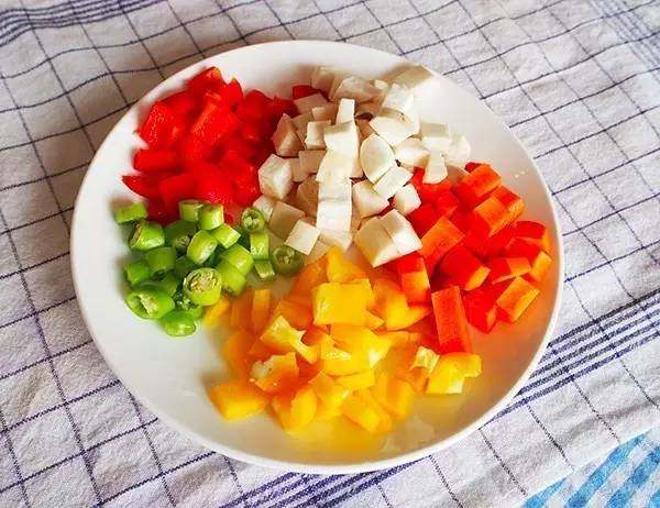 杏鲍菇黑椒牛肉粒步骤2