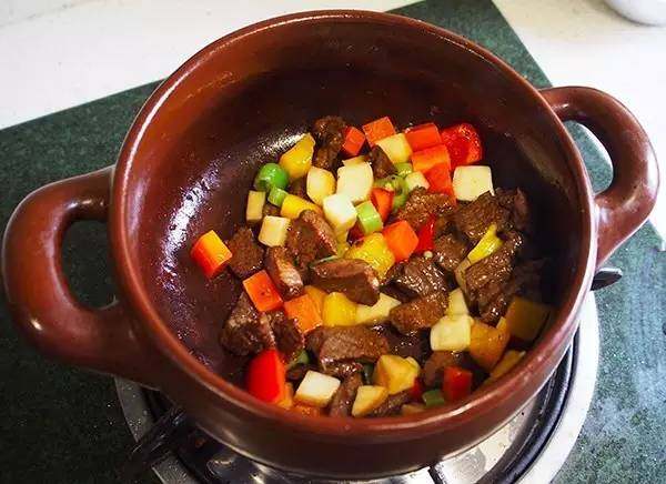 杏鲍菇黑椒牛肉粒步骤5