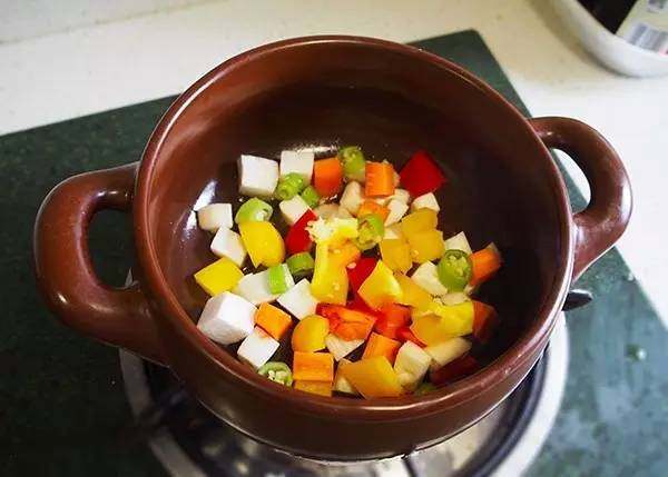 杏鲍菇黑椒牛肉粒步骤4
