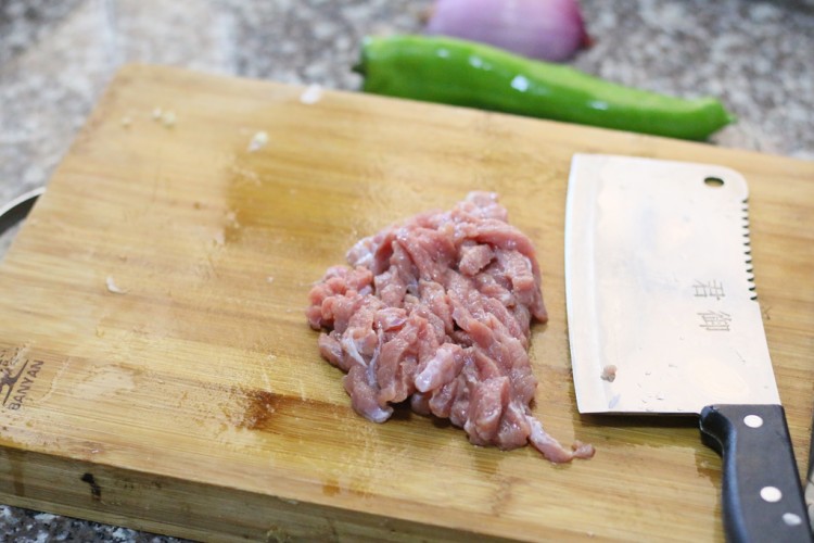 黑椒牛肉炒洋葱步骤2