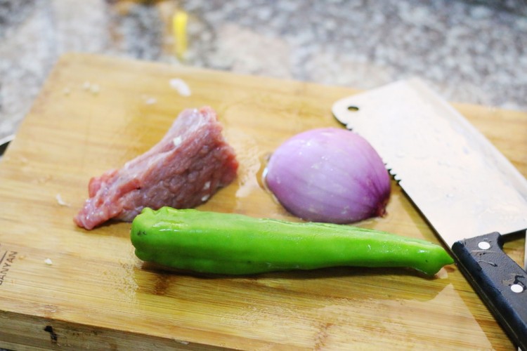 黑椒牛肉炒洋葱步骤1