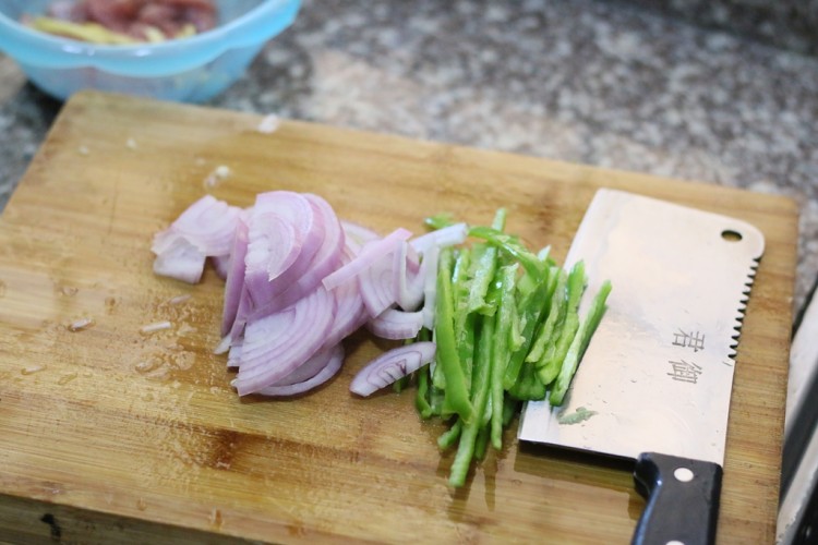 黑椒牛肉炒洋葱步骤3