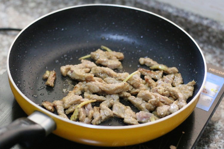 黑椒牛肉炒洋葱步骤7