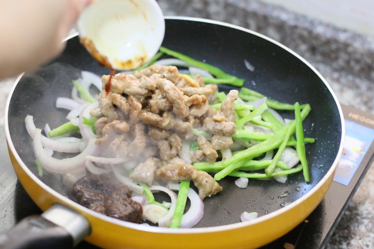 黑椒牛肉炒洋葱步骤9