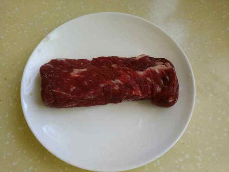 胡萝卜蒜苗炒牛肉步骤1