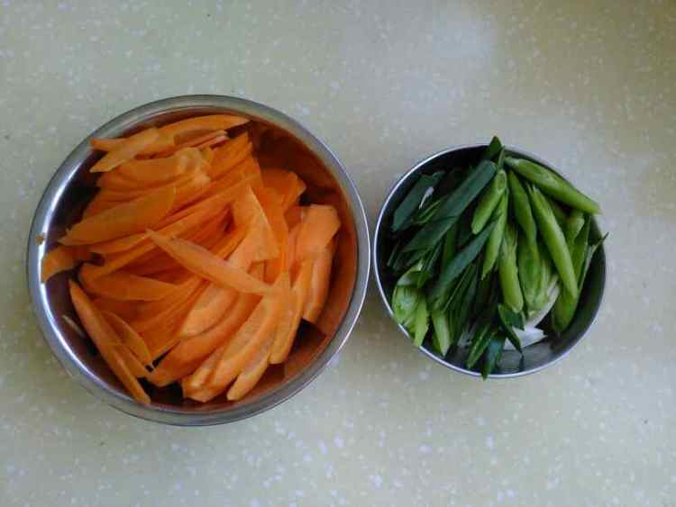 胡萝卜蒜苗炒牛肉步骤5