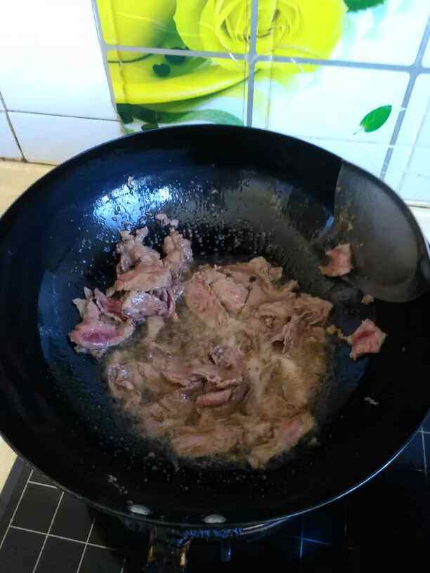 胡萝卜蒜苗炒牛肉步骤6
