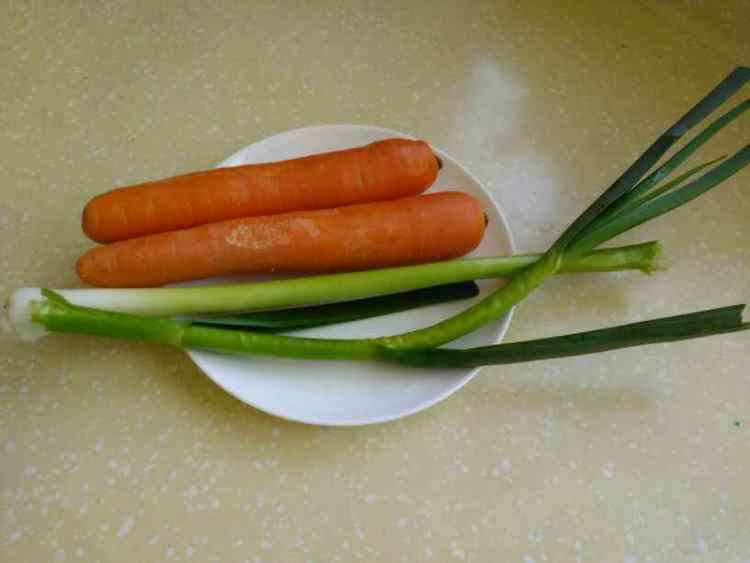 胡萝卜蒜苗炒牛肉步骤2