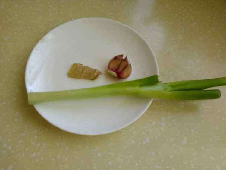 胡萝卜蒜苗炒牛肉步骤3
