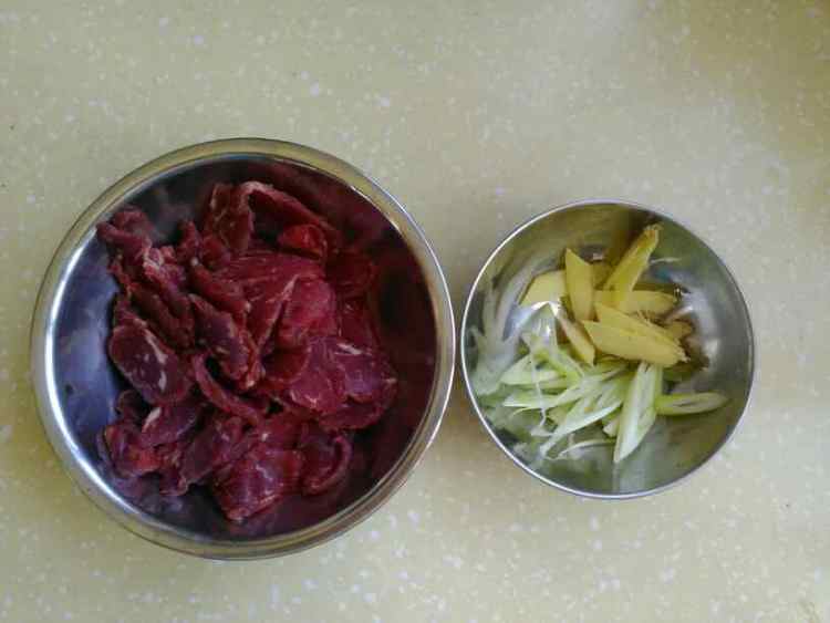 胡萝卜蒜苗炒牛肉步骤4