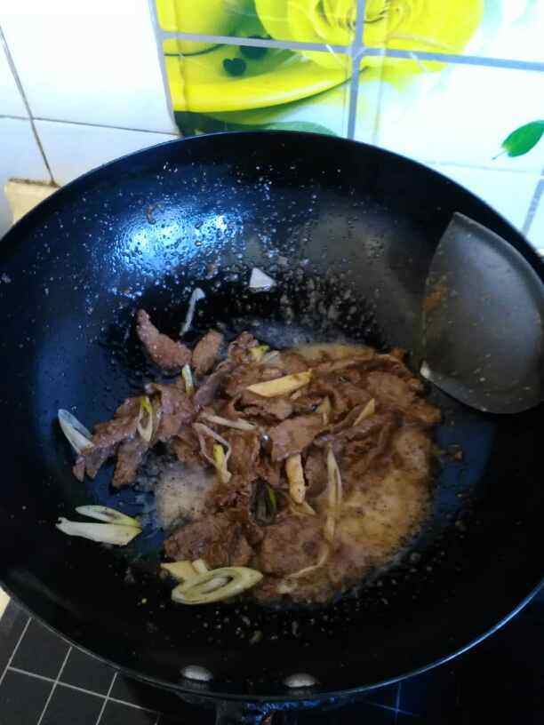胡萝卜蒜苗炒牛肉步骤7