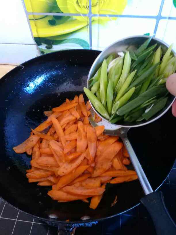 胡萝卜蒜苗炒牛肉步骤10