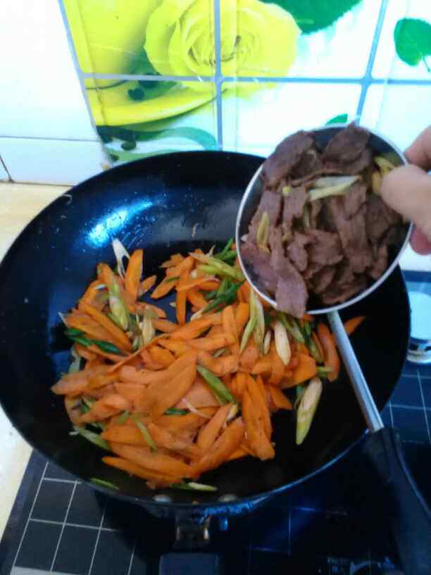 胡萝卜蒜苗炒牛肉步骤11
