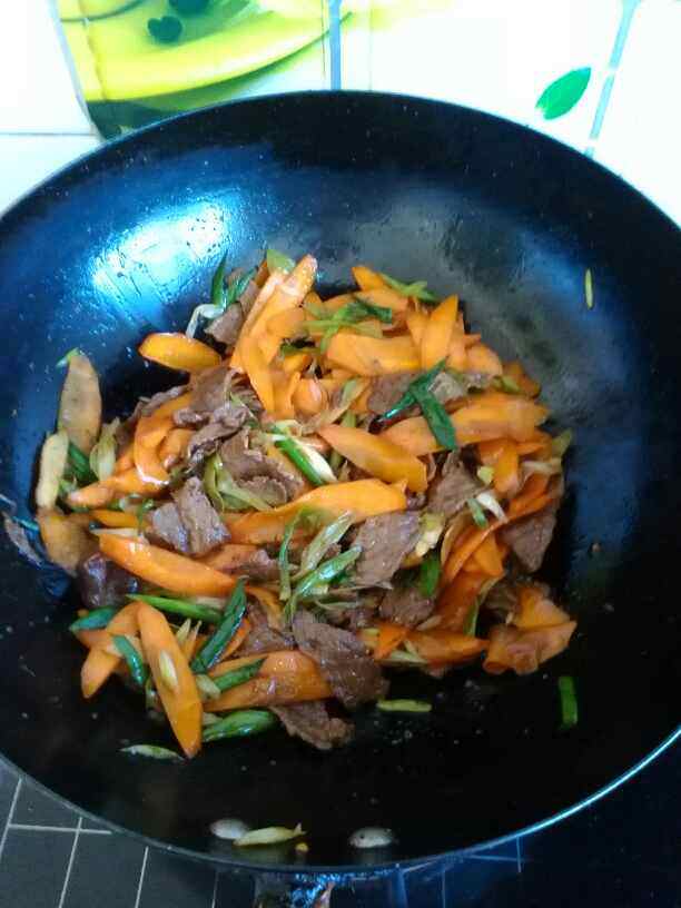 胡萝卜蒜苗炒牛肉步骤12