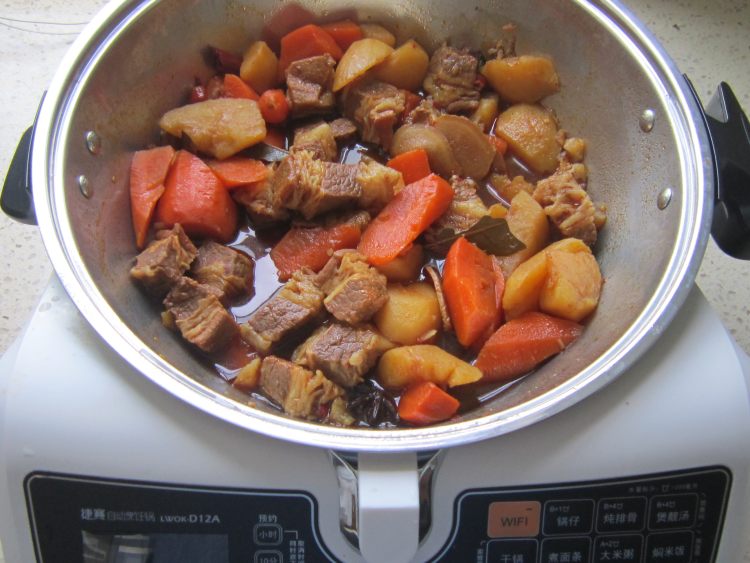 胡萝卜土豆烧牛肉步骤8