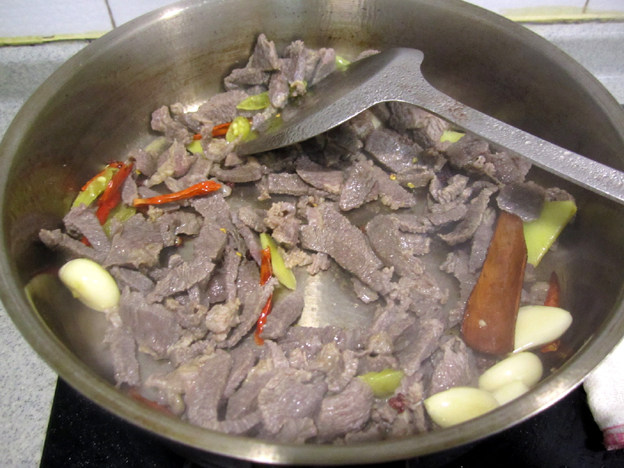 锅仔牛肉炖萝卜步骤5