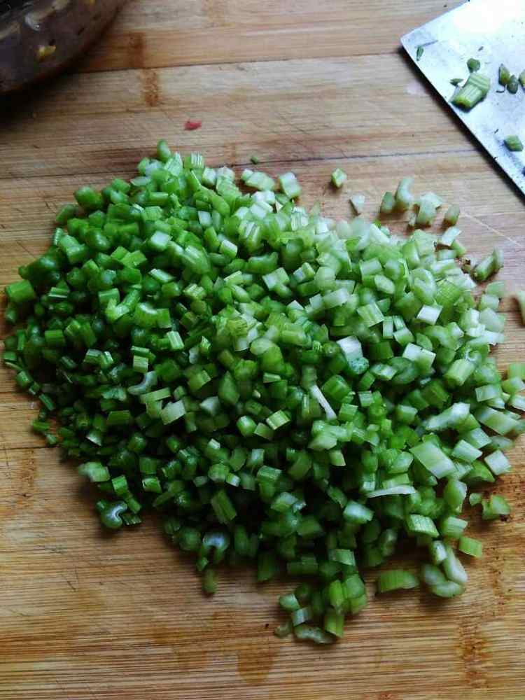 芹菜牛肉锅贴步骤7