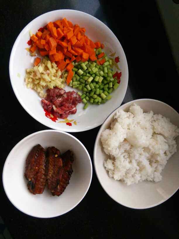 翅中炒饭步骤1