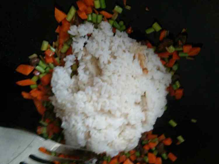 翅中炒饭步骤5