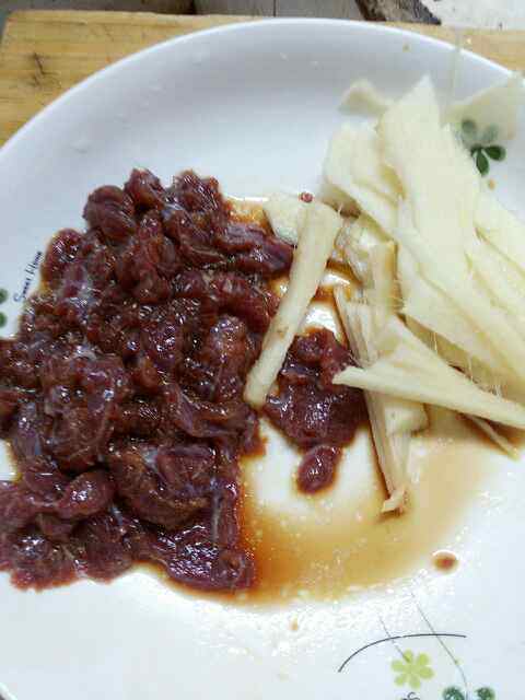 芹菜子姜炒牛肉步骤2