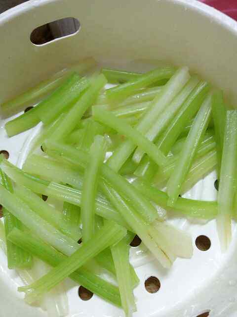 芹菜子姜炒牛肉步骤1